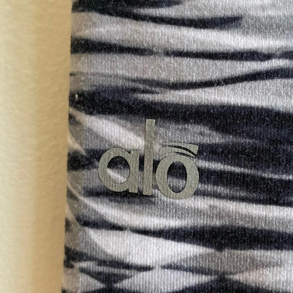 ALO Yoga Runway Zebra Abstract Wave Full Length Athletic Leggings - Small - Picture 3 of 8